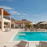 Luxury Vespera Villa *